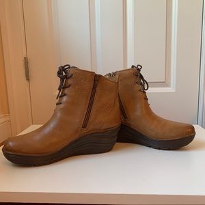 Brown zip up leather booties 9M